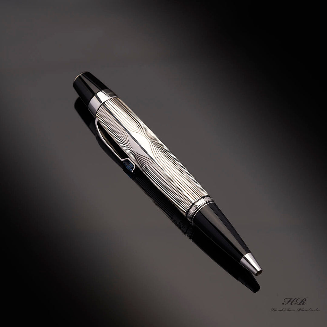 Montblanc Arabesque Azur Silber Kugelschreiber auf schwarzem Tisch