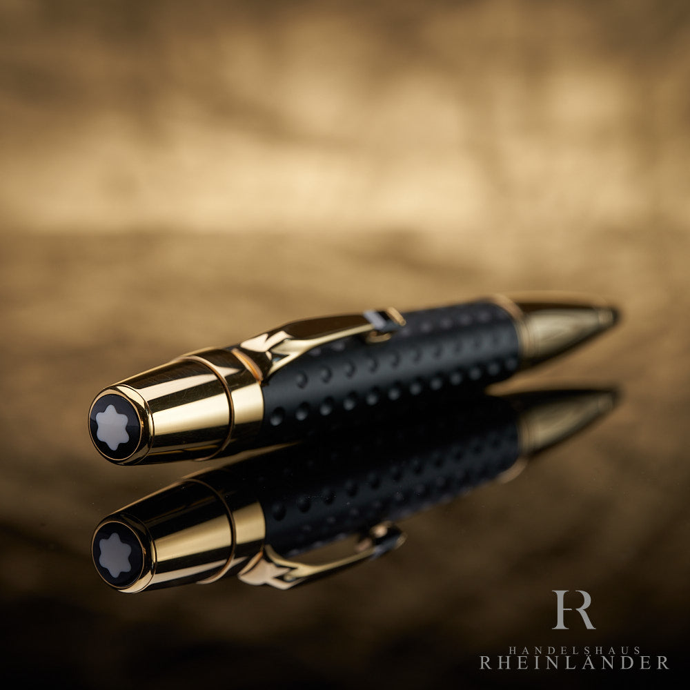 Schwarz goldener Montblanc Boheme Kugelschreiber auf schwarzem Tisch mit goldenem Hintergrund