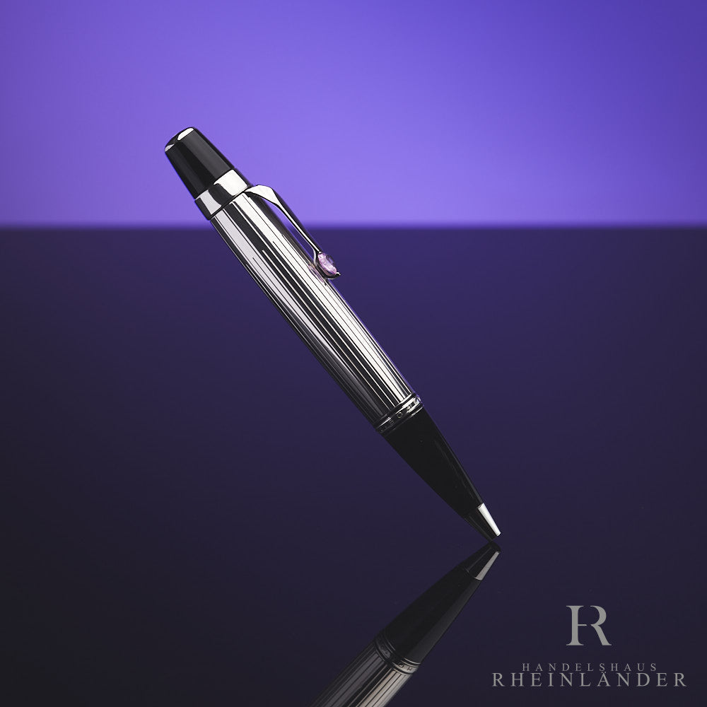 Montblanc Boheme Je Taime Silber Kugelschreiber vor violettem Hintergrund