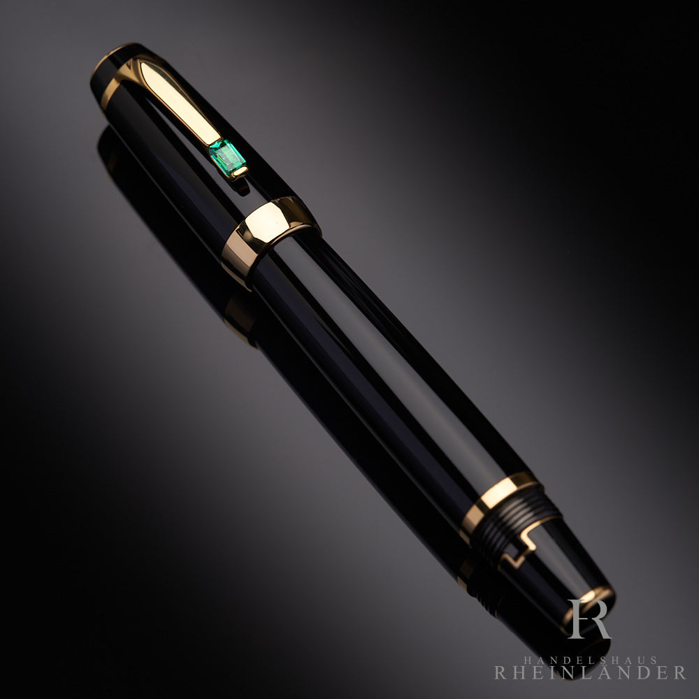 schwarzer Montblanc Boheme Vert Gold Füllfederhalter auf schwarzem Tisch