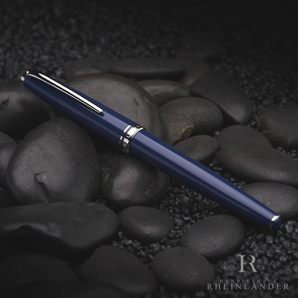 blauer Montblanc Cruise Collection Atlantic Blue Rollerball auf schwarzem Kies