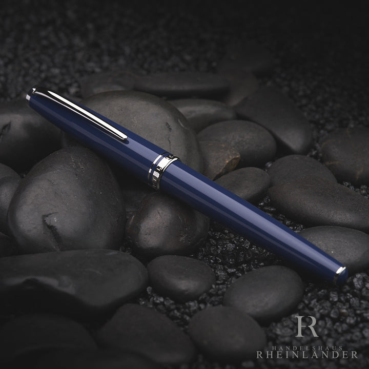 blauer Montblanc Cruise Collection Atlantic Blue Rollerball auf schwarzem Kies