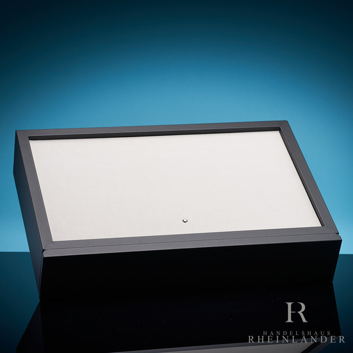 Montblanc Sammlerbox mit Schublade und Auflage vor blauem Hintergrund