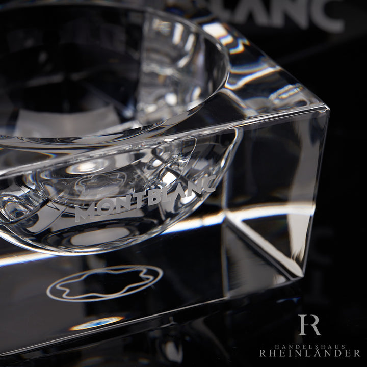Montblanc Glasschale auf schwarzem Tisch mit Verpackung