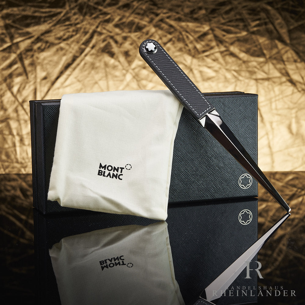 Montblanc Brieföffner aus Leder und Edelstahl vor goldenem Hintergrund