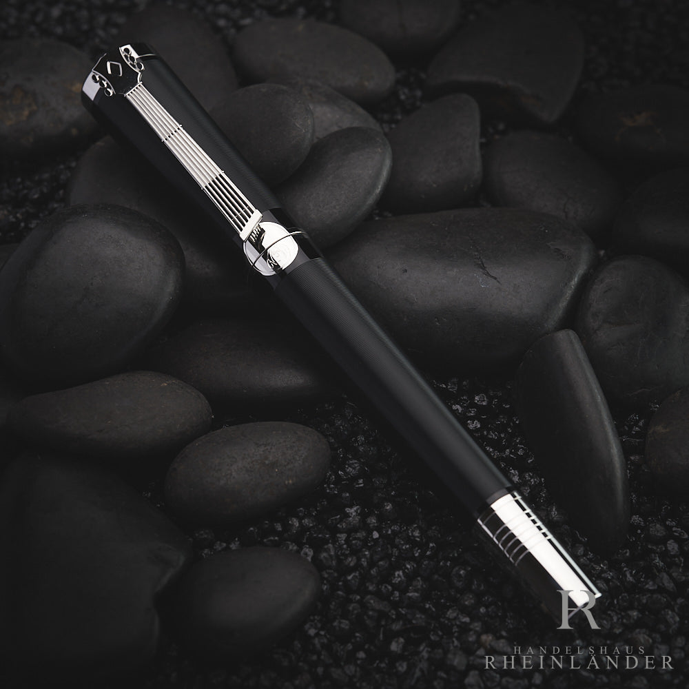 Montblanc John Lennon Special Edition Rollerball auf schwarzem Kies