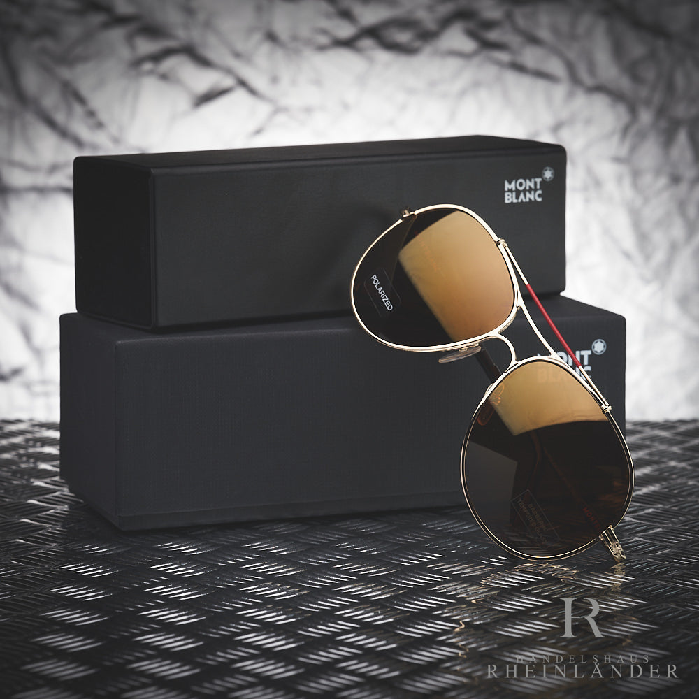Montblanc Sonnenbrille mit eckigem Lederetui vor silbernem Hintergrund