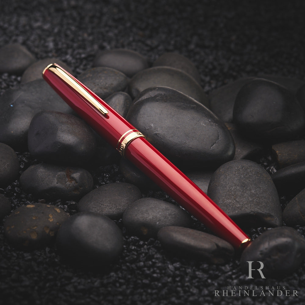 Montblanc Generation Füller in Rot mit goldenen Beschlägen auf schwarzem Kies
