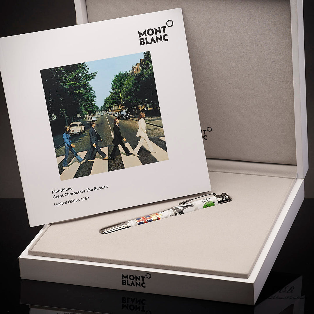 Füller liegt in offener, heller Editionsbox, darin aufgestellt der Beatles-Serviceguide