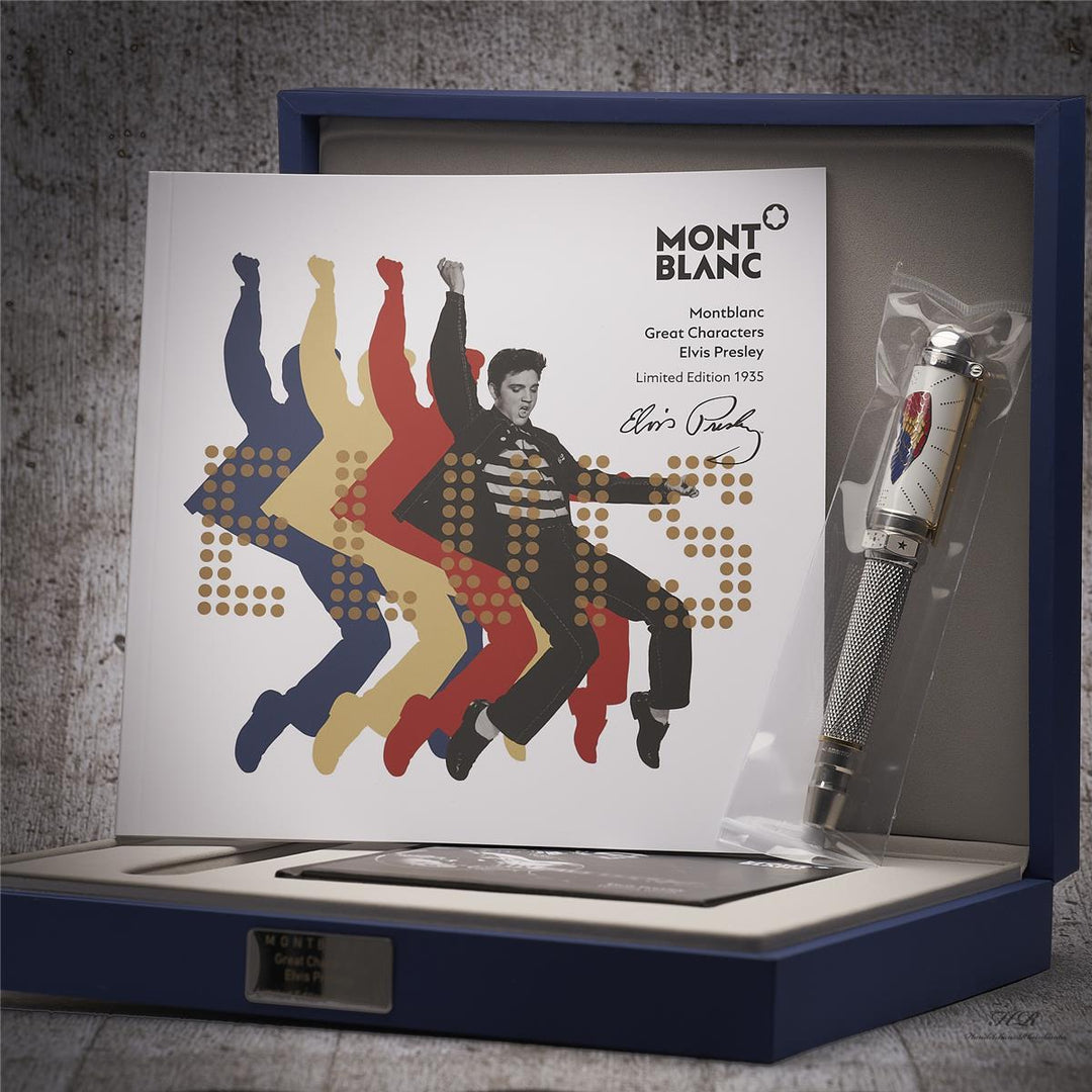 Rollerball und Presley-Serviceguide aufgestellt in blau lackierter, offener Editionsbox vor grauem Holzptik-Hintergrund
