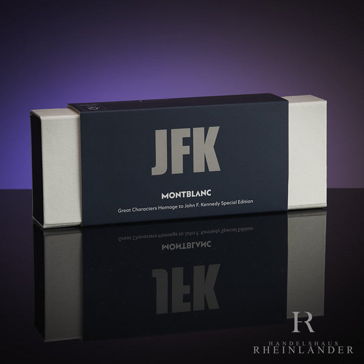 Weiße Montblanc Originalverpackung mit blauer Great Characters JFK Banderole vor lila Hintergrund