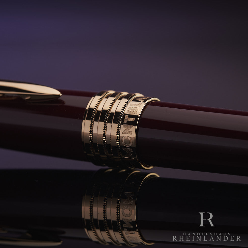 Detailaufnahme des goldenen Beschlags zwischen Kappenkopf und Griffstück mit Montblanc Gravur