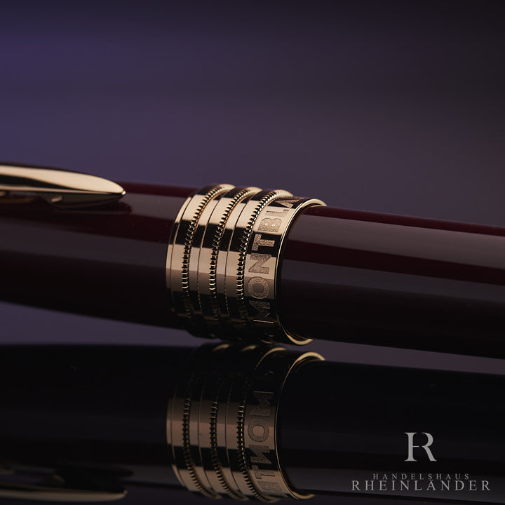 Detailaufnahme des goldenen Beschlags zwischen Kappenkopf und Griffstück mit Montblanc Gravur