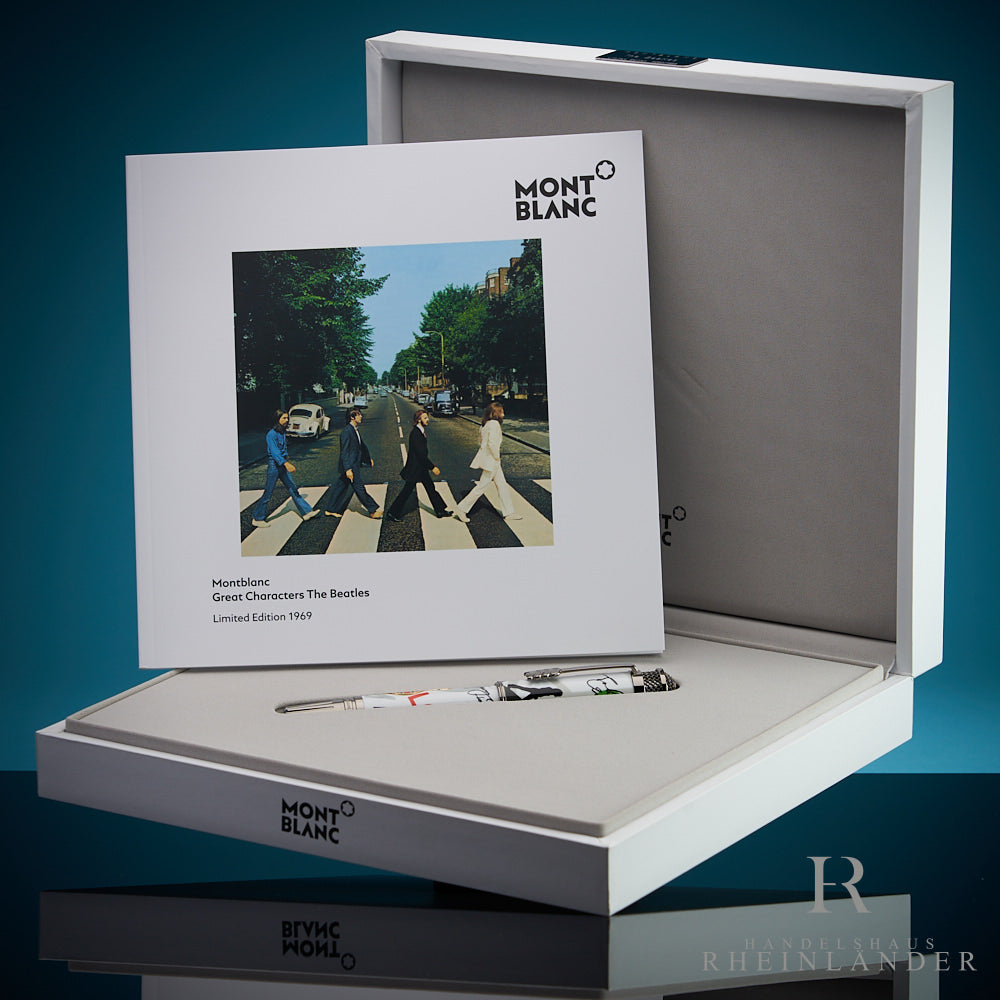 Rollerball liegt in offener, heller Editionsbox, darin aufgestellt der Beatles-Serviceguide, Hintergrund blau