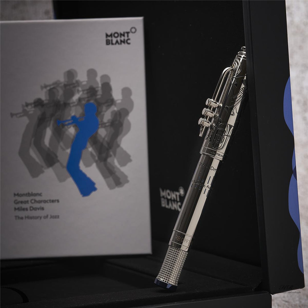 Silberner Rollberall und Serviceheft sind in Offener Editionsbox aufgestellt, nah frontal fotografiert