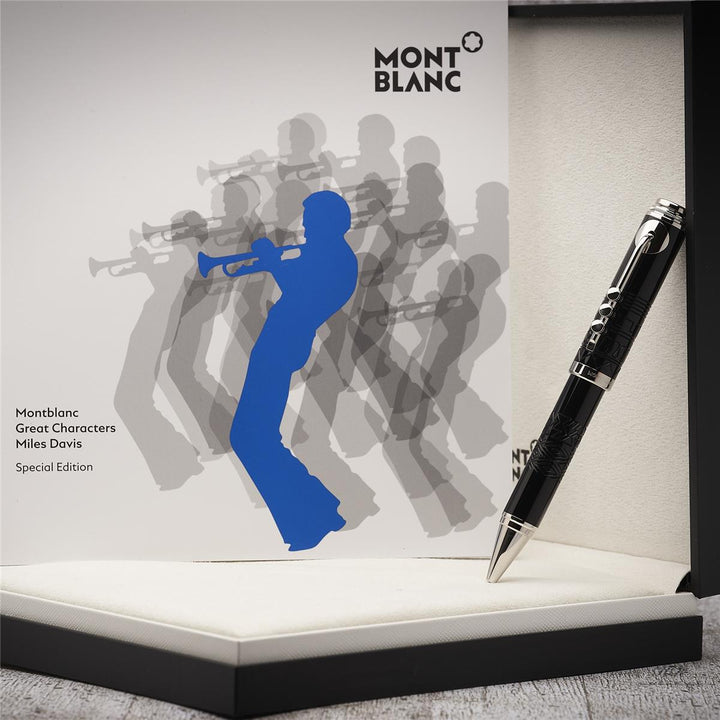 Schwarzer Kugelschreiber und Davis-Serviceheft in Originalbox aufgestellt frontal fotografiert