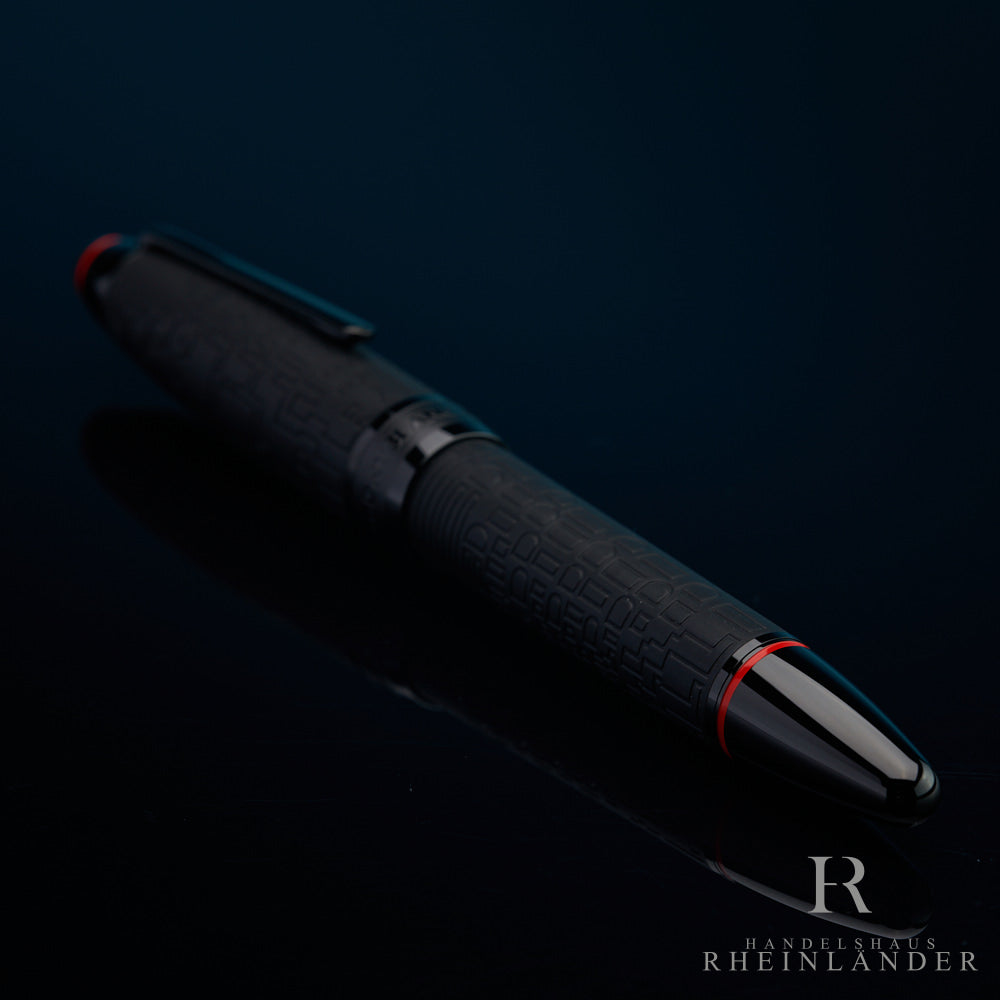 Schwarzer Rollerball mit texturierter Oberfläche nah von schräg oben mit dunklem Hintergrund fotografiert