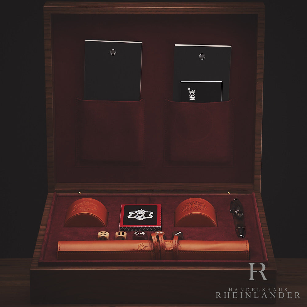 Füller, Serviceguide, Backgammon und Bridge-Spiel liegen in edler, offener Original-Holzbox mit rotem Samt-Inlay