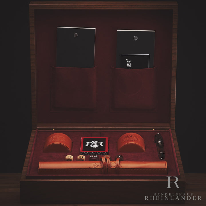 Füller, Serviceguide, Backgammon und Bridge-Spiel liegen in edler, offener Original-Holzbox mit rotem Samt-Inlay