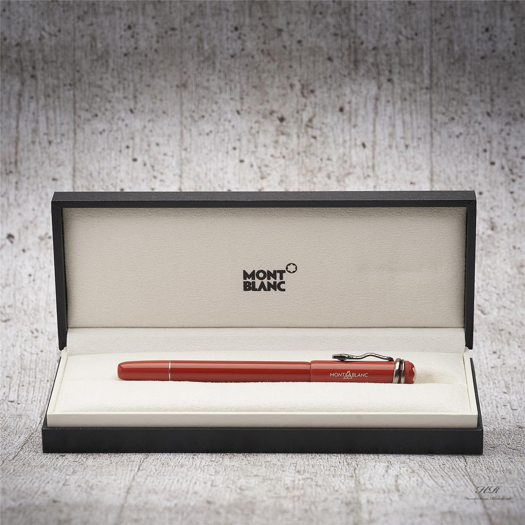 Roter Rollerball liegt in offener Originalbox vor hellgrauem Hintergrund in Holzoptik