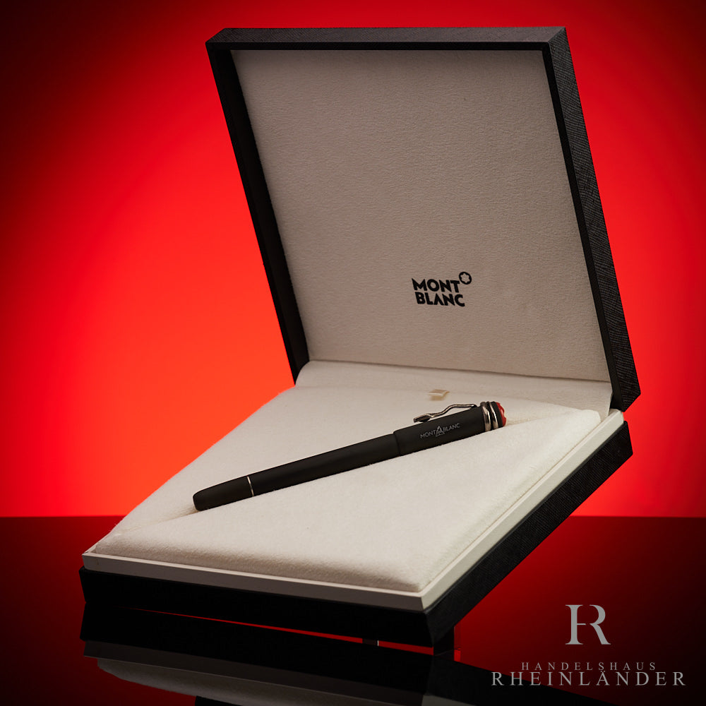 Schwarzer Montblanc Rollerball liegt in offener Originalbox vor knallrotem Hintergrund