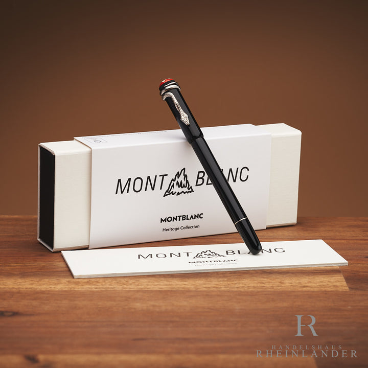 Schwarzer Montblanc Heritage Rouge et Noir Rollerball mit Schlangeclip lehnt an Originalverpackung