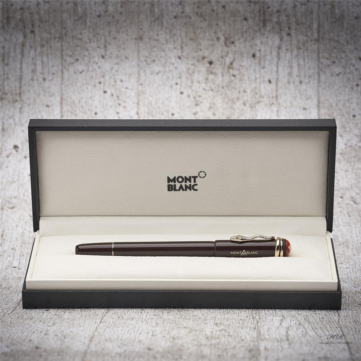 Brauner Rollerball liegt in offener Originalbox vor grauem Hintergrund in Holzoptik
