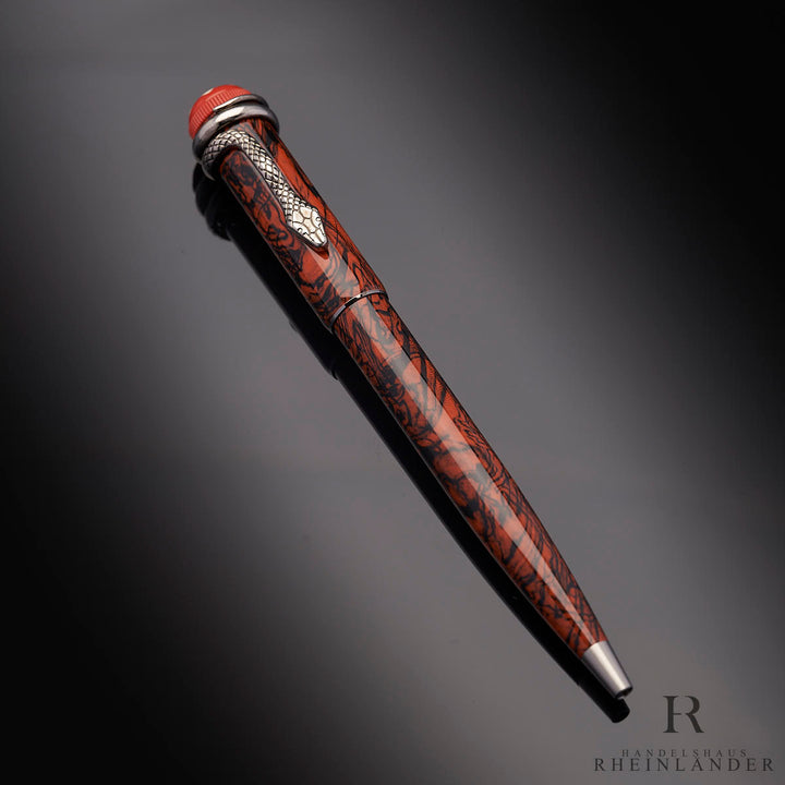 Montblanc Rouge et Noir Serpent Marble Kugelschreiber auf schwarzem Tisch