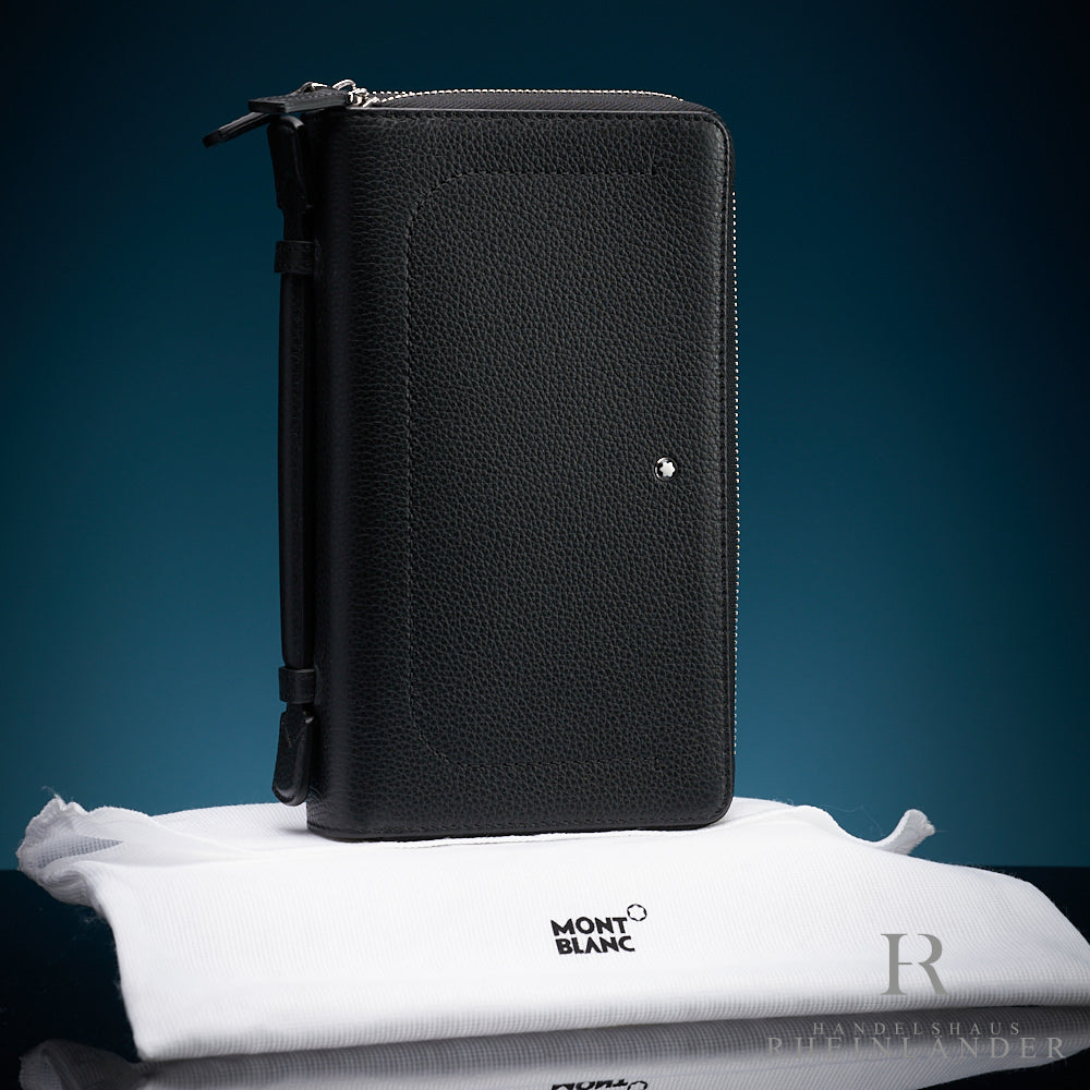 schwarzer Montblanc Travel Companion aus Leder vor blauem Hintergrund