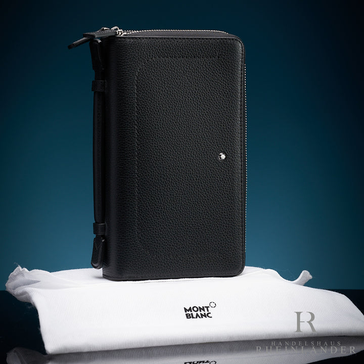 schwarzer Montblanc Travel Companion aus Leder vor blauem Hintergrund