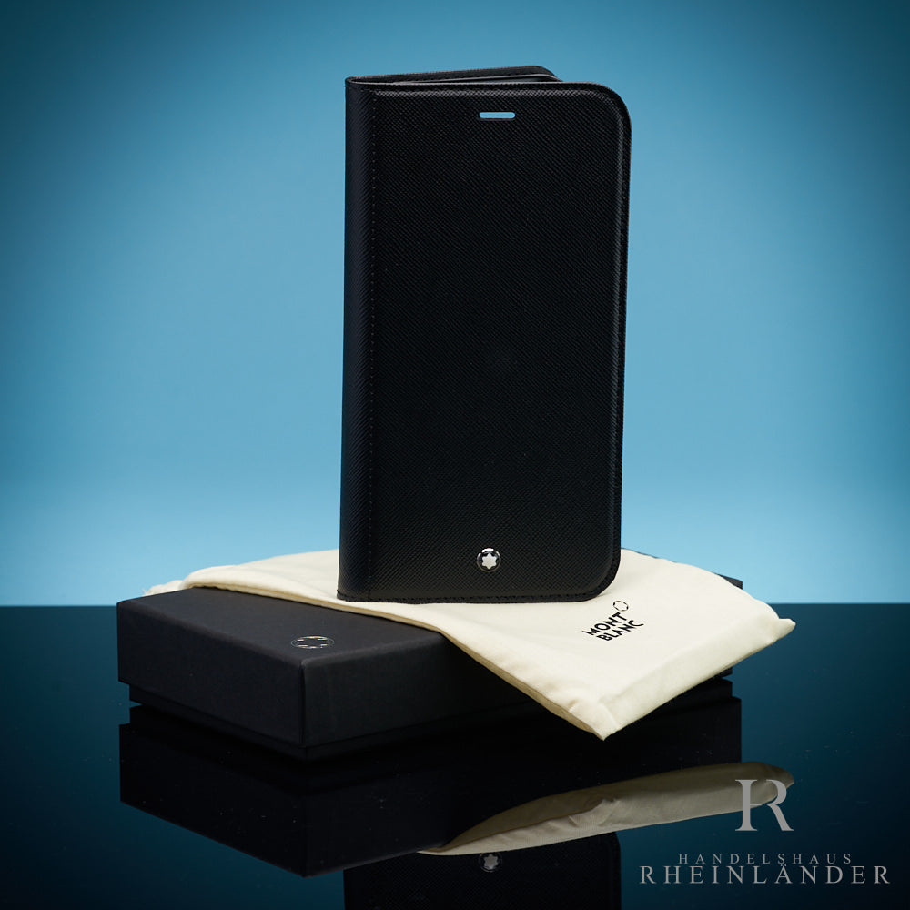 Montblanc iPhone 12 Pro Flip Case aus schwarzem Leder vor blauem Hintergrund