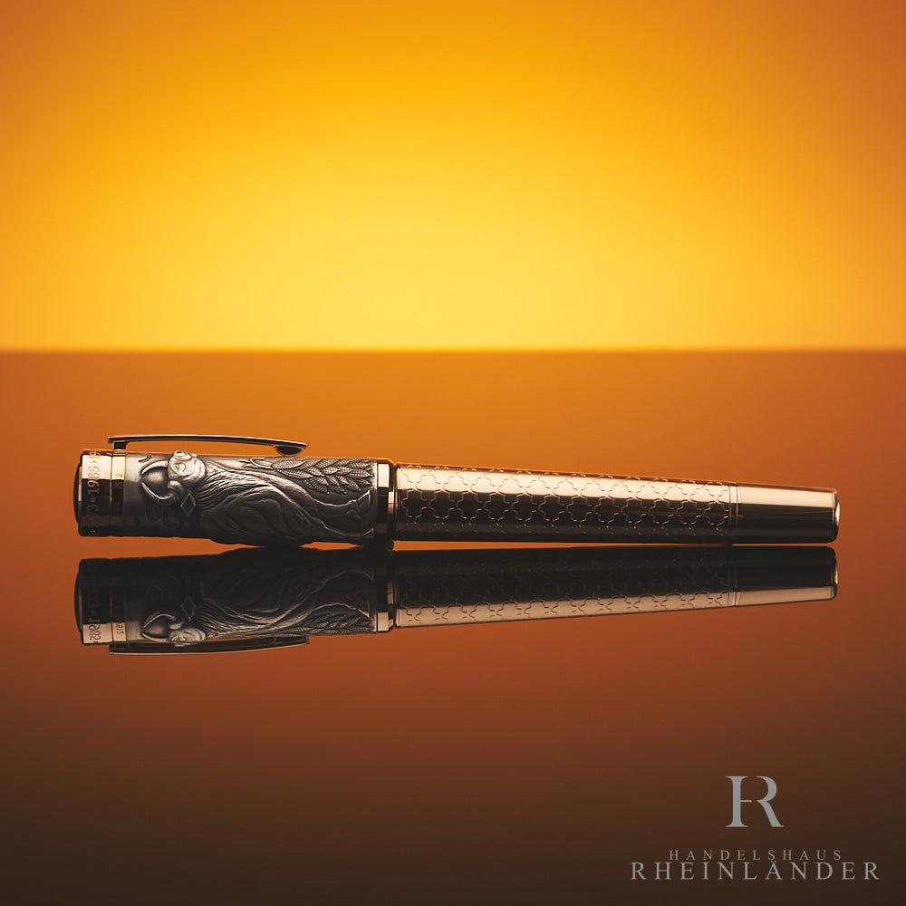 Montblanc Zodiac Ox Füllfederhalter vor orangem Hintergrund
