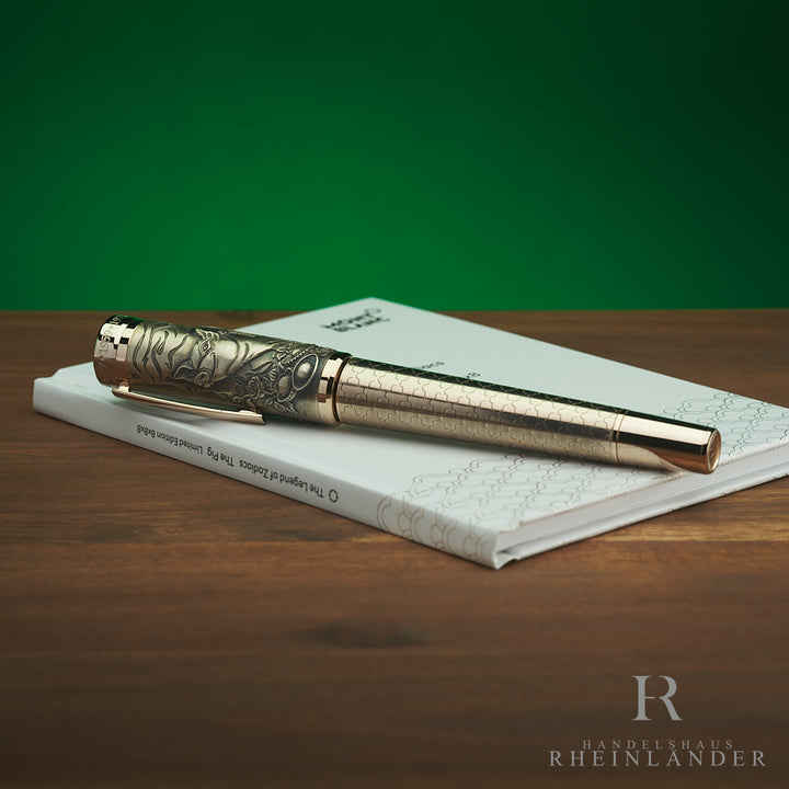 Montblanc Zodiac Pig Füllfederhalter mit Begleitbuch auf Holztisch