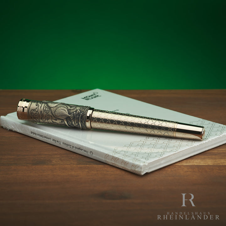 Montblanc Zodiac Rat Füllfederhalter mit Begleitbuch auf Holztisch