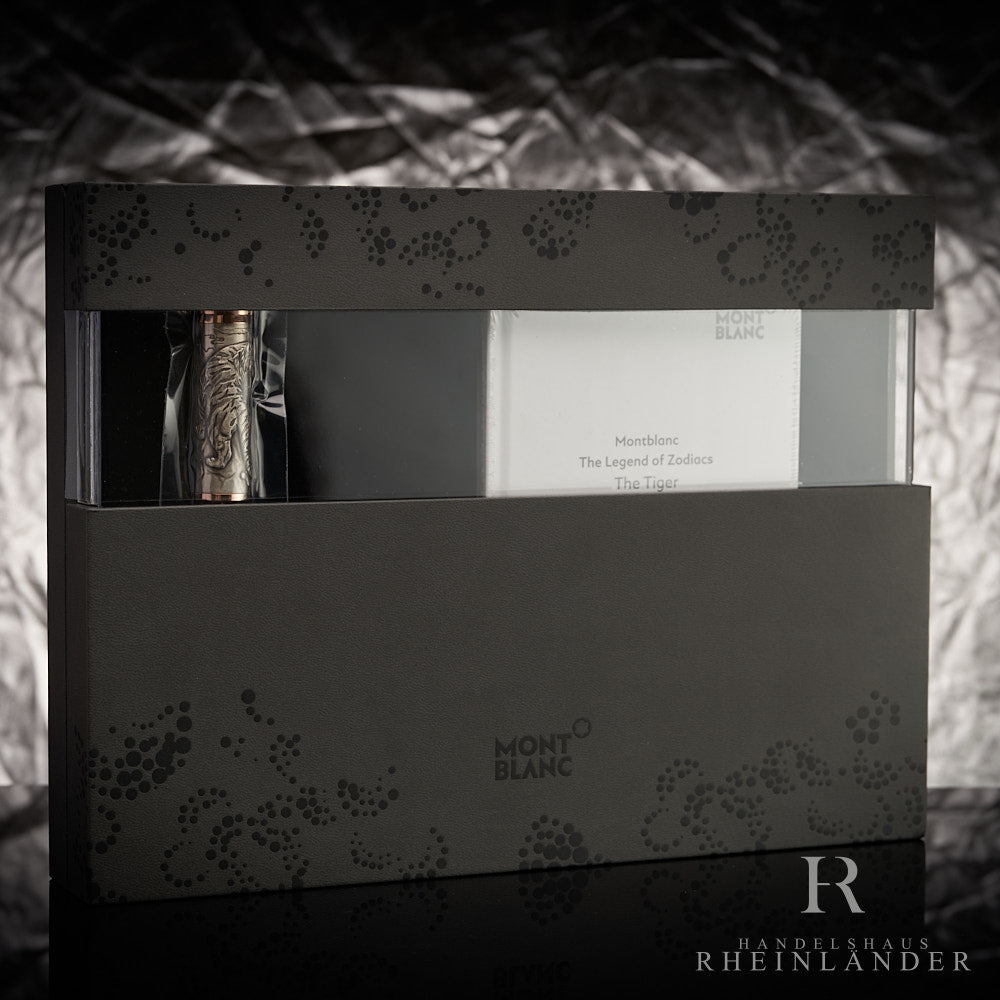 Schwarze Zodiacs Editions Box mit Sichtfenster auf die gravierte Füllerkappe 