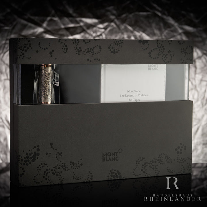 Schwarze Zodiacs Editions Box mit Sichtfenster auf die gravierte Füllerkappe 