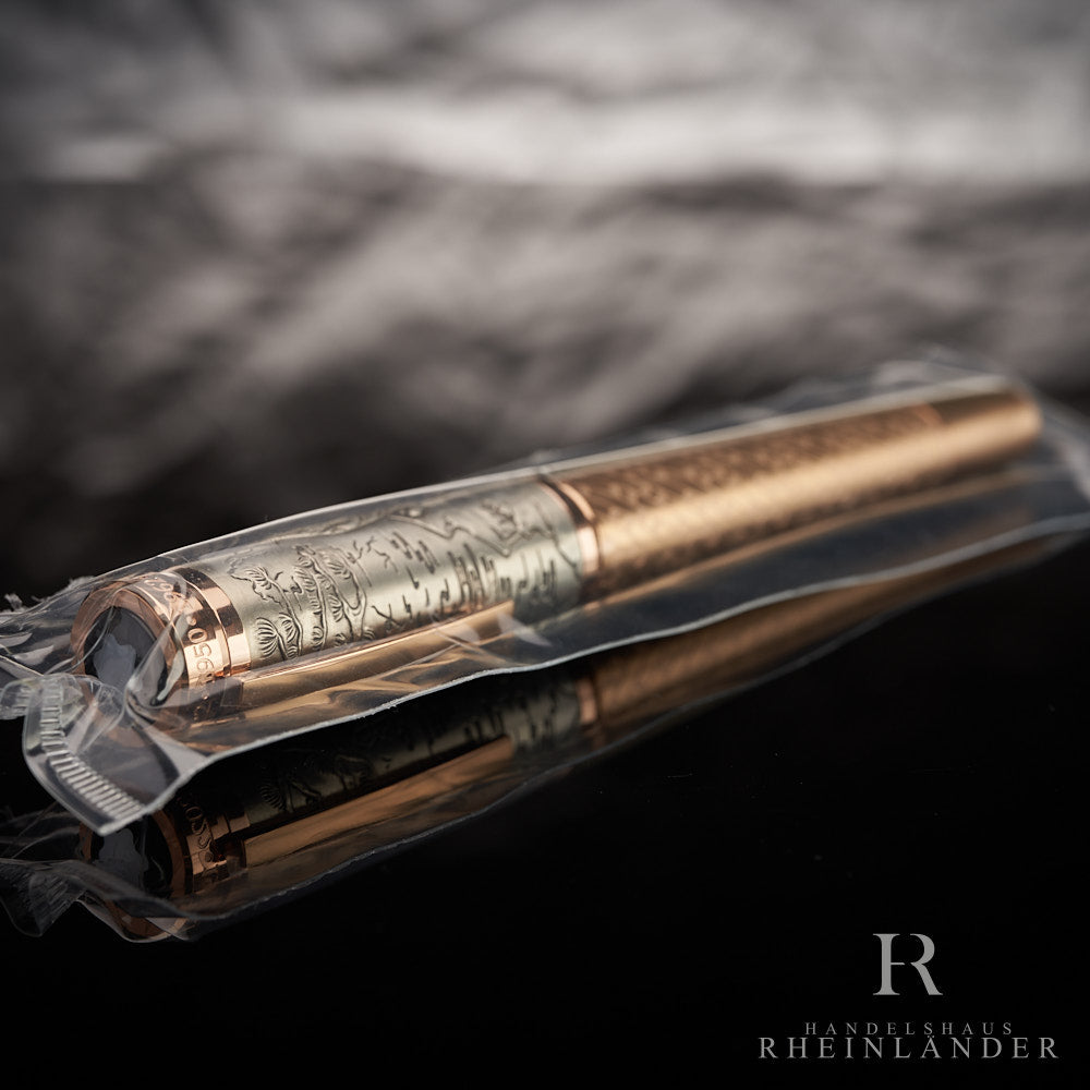 Montblanc Zodiac Füller mit goldenem Korpus und silberner Kappe, originalverschweißt auf schwarzem Tisch