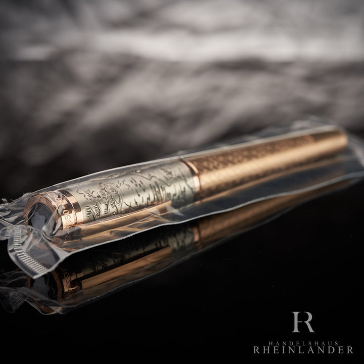 Montblanc Zodiac Füller mit goldenem Korpus und silberner Kappe, originalverschweißt auf schwarzem Tisch