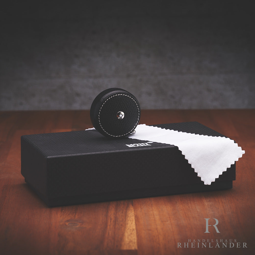 rundes Montblanc Maßband mit schwarzer Leder Außenseite auf Geschenkbox