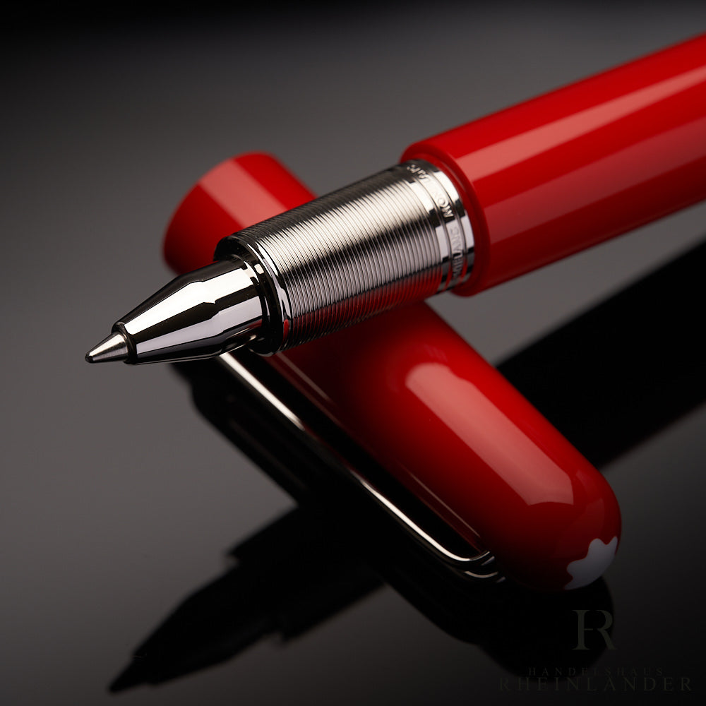 Montblanc Model M Red Resin Kugelschreiber auf schwarzem Tisch