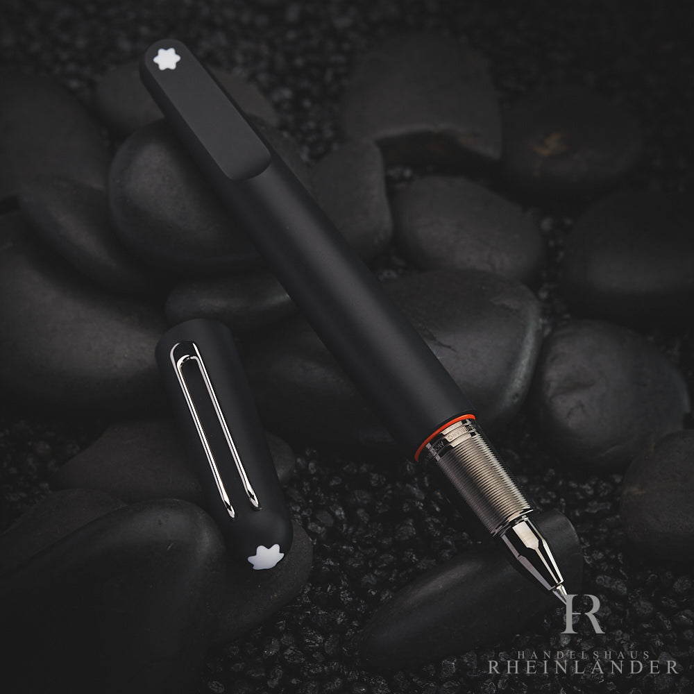 Montblanc Model M Ultra Black Rollerball auf schwarzem Kies