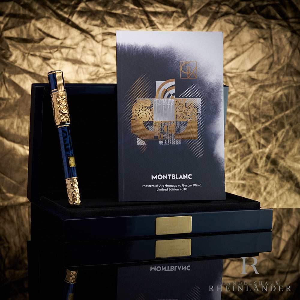 Blau-goldener Füller und Serviceguide lehnen in offener, aussen blau lackierter Originalbox vor goldenem Hintergrund