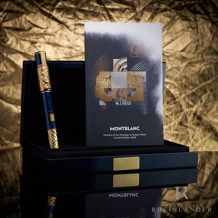Blau-goldener Füller und Serviceguide lehnen in offener, aussen blau lackierter Originalbox vor goldenem Hintergrund