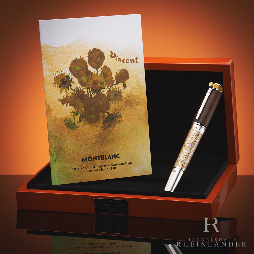 Rollerball und Serviceguide lehnen in offener Originalbox vor orangenem Hintergrund