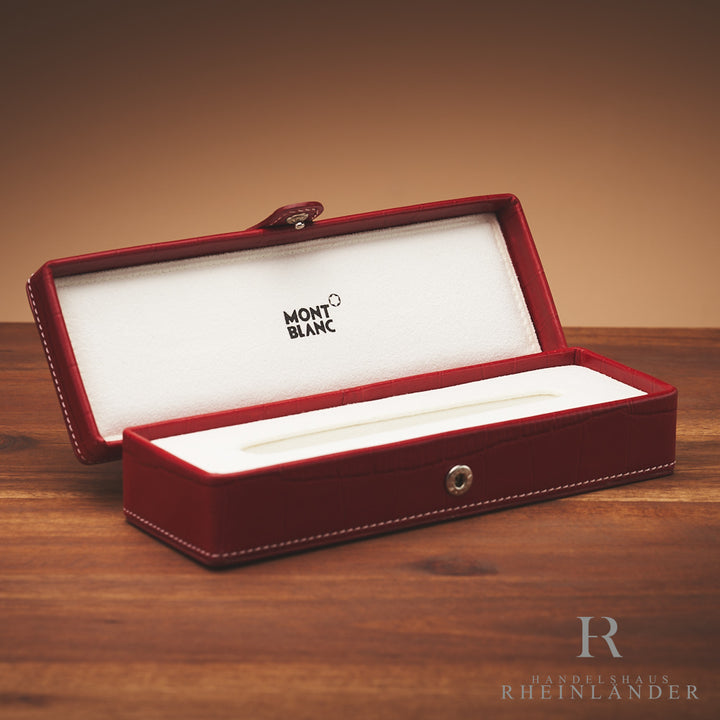 rotes Montblanc Artisan Lederetui geöffnet, weißes samt Innenfutter mit Montblanc Schriftzug ist zu sehen