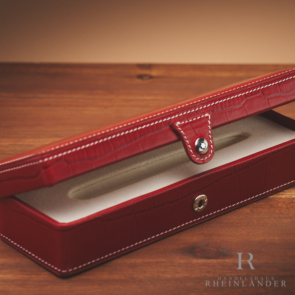 Montblanc Artisan Lederetui in rot mit weißer Ziernaht halb geöffnet, Fokus liegt auf dem Druckknopf