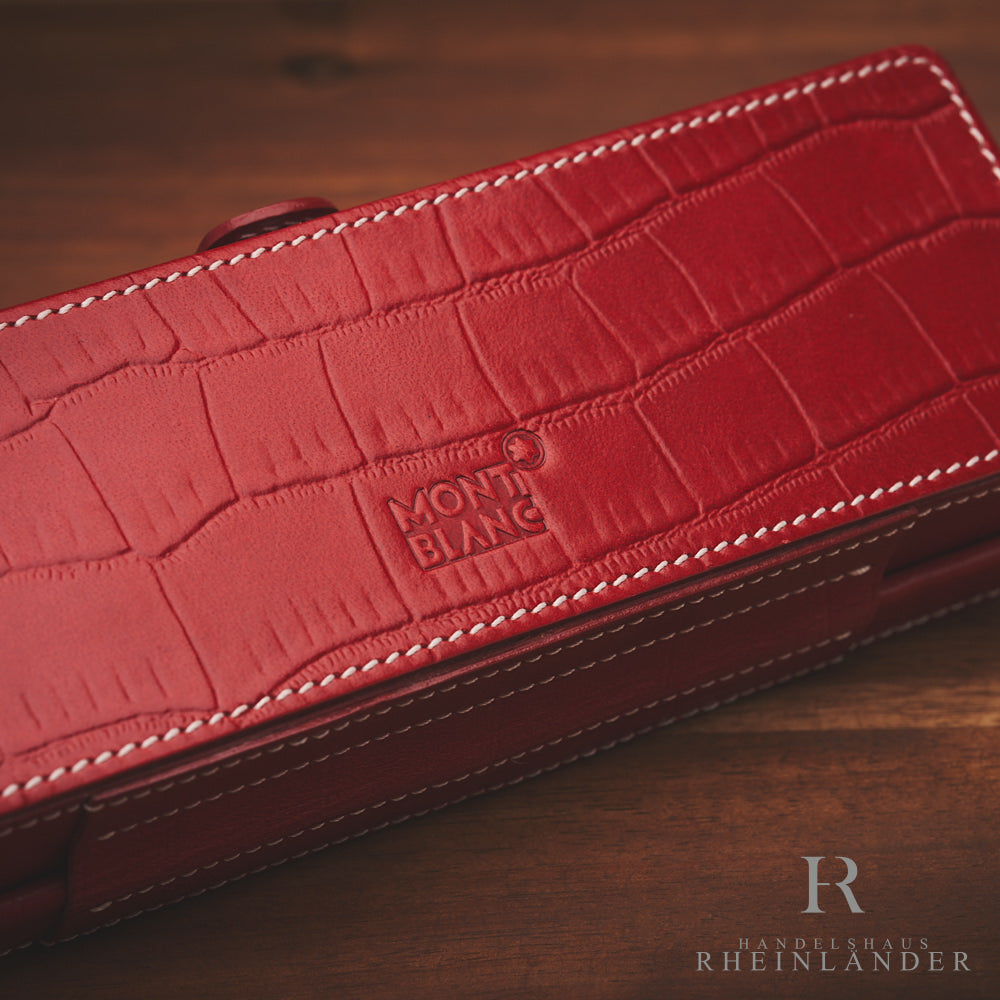 Detailaufnahme von eingeprägtem Montblanc Schriftzug auf der Unterseite des roten Lederetuis