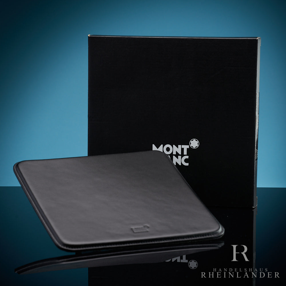schwarzes Montblanc Mauspad aus Leder mit Verpackung vor blauem Hintergrund
