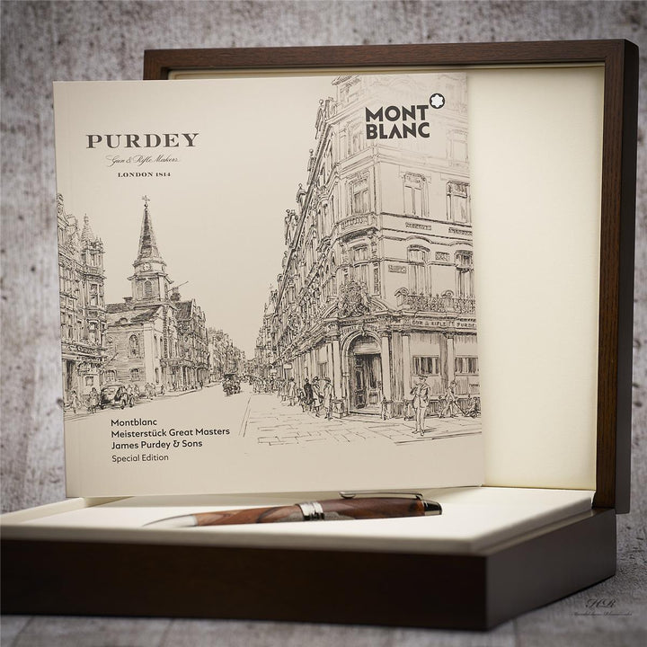 Brauner Rollerball liegt in offener Originalbox, darin aufgestellt der Serviceguide. Hintergrund hellgrau mit Holzoptik