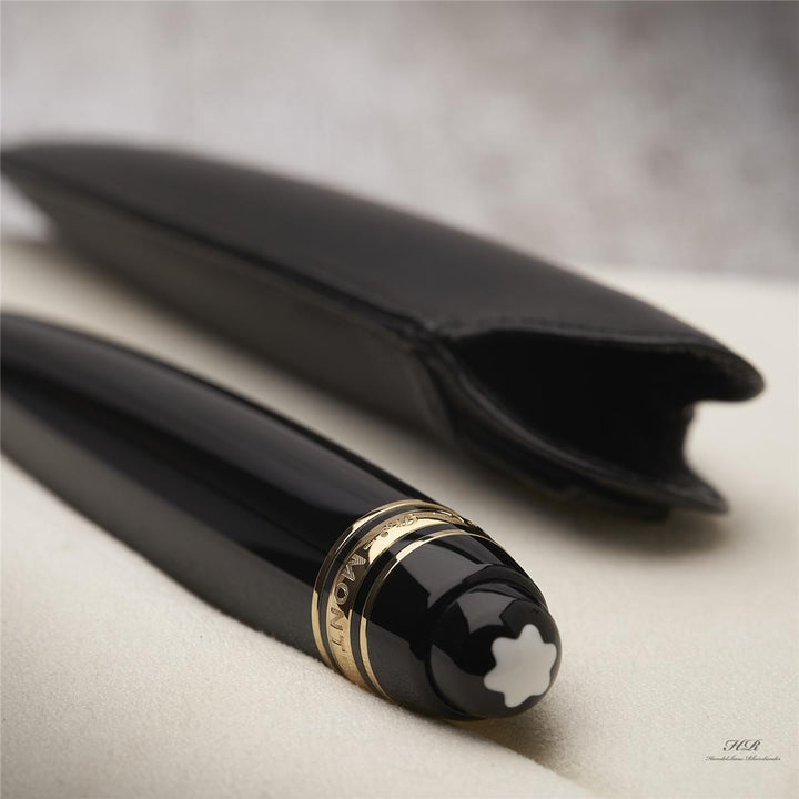 Schwarzer Leonardo Sketch Pen mit zugehörigem Pen Sleeve auf weißem Polster der Originalverpackung